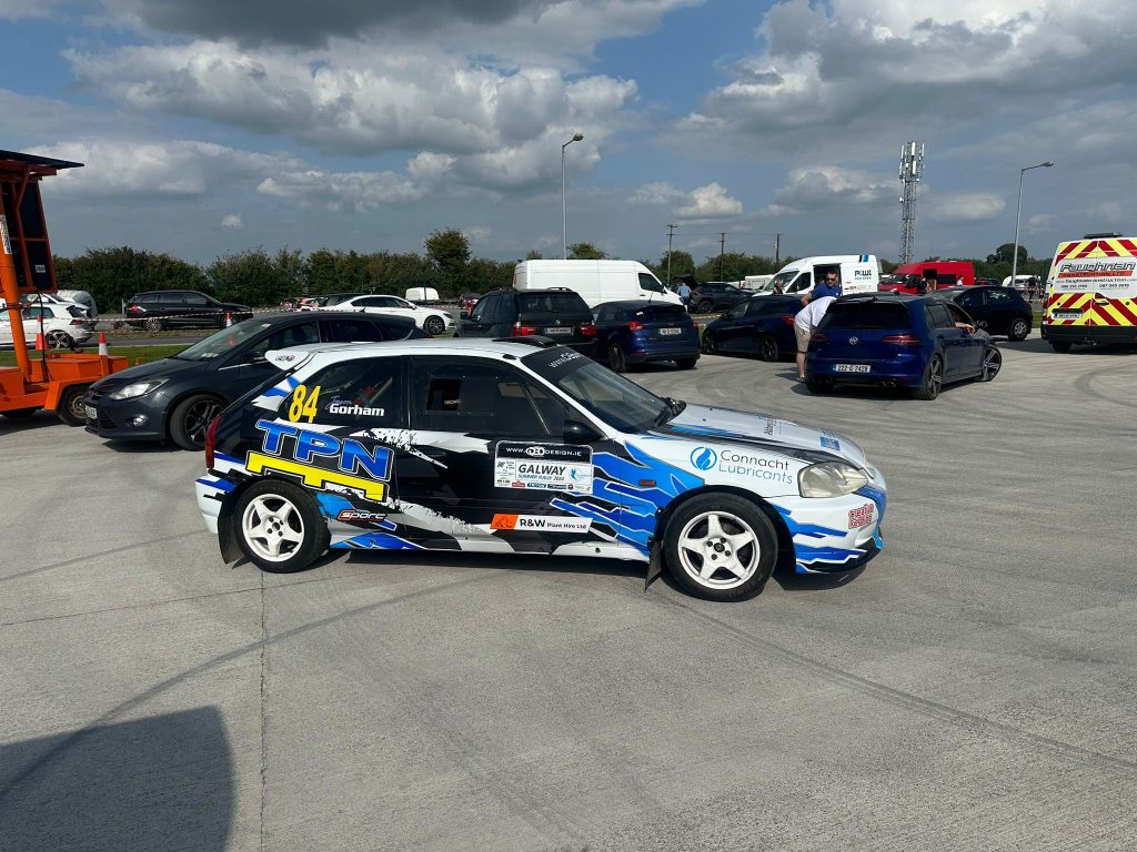 Jason Gorham and John Kilmartin's Honda Civic in Langan Couriers & The Pallet Network livery.